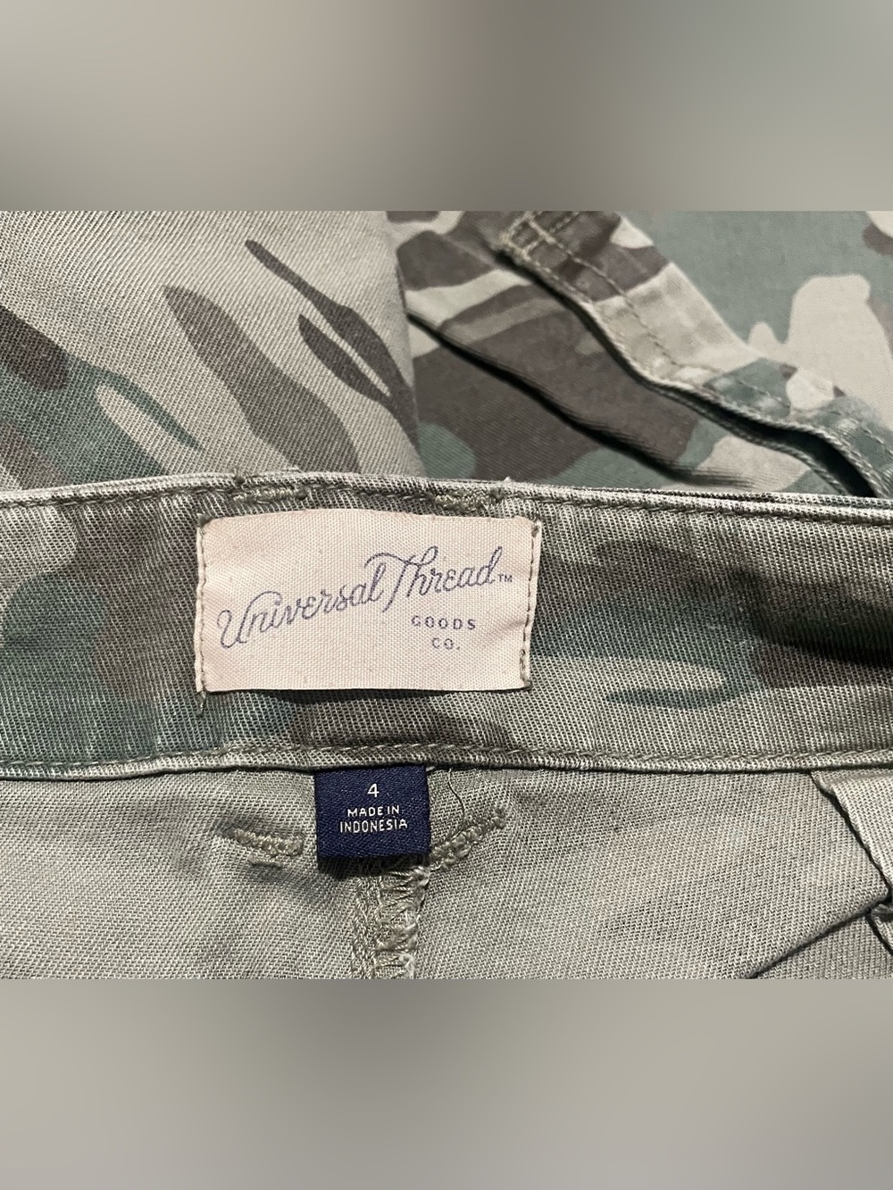 Universal Thread women’s camo cargo pants, size 4 - Picture 2 of 3